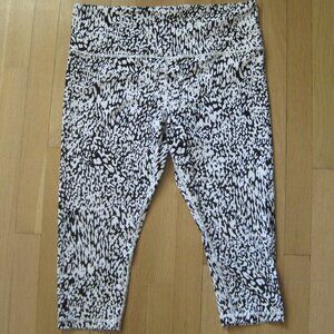 Athleta Elation Capri Leggings Size XL Black White Ocelot Spotted Print Gym Crop